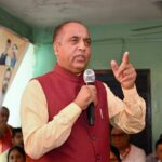 युवाओं की पीठ में छुरा घोंप रही सुक्खू सरकार, अपनों को बांटी जा रही रेवड़ियां: जयराम ठाकुर का तीखा हमला