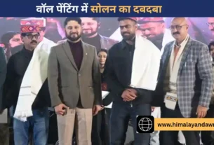 मंडी शिवरात्रि महोत्सव वॉल पेंटिंग प्रतियोगिता के विजेता यश ठाकुर और विकास खाम।