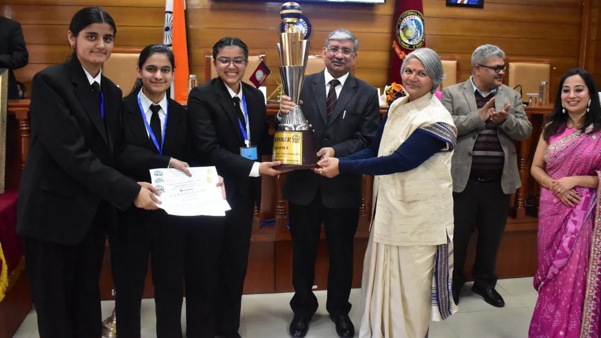 HPNLU शिमला मूट कोर्ट 2026 विजेता टीम आर्मी इंस्टीट्यूट ऑफ लॉ मोहाली के साथ न्यायाधीश