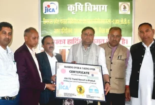 हिमाचल प्रदेश फसल विविधीकरण प्रोत्साहन परियोजना के लाभार्थी किसान और अधिकारी