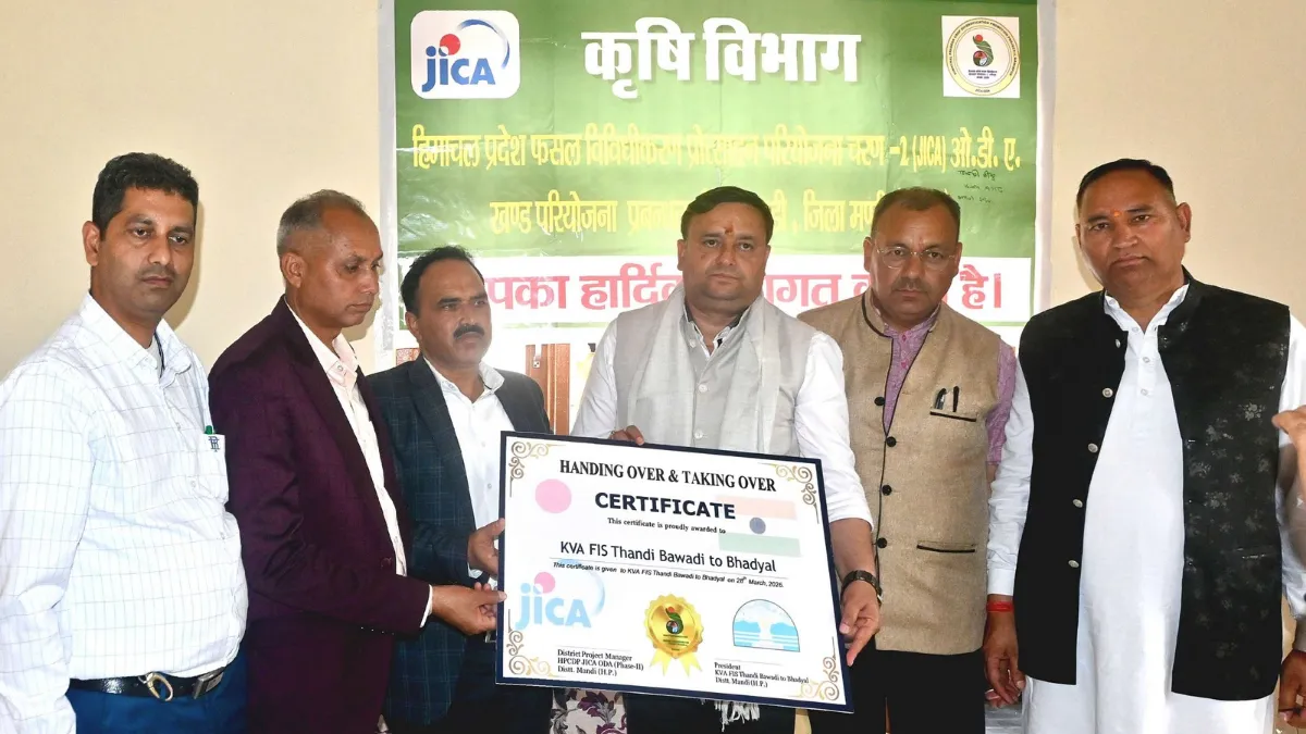 हिमाचल प्रदेश फसल विविधीकरण प्रोत्साहन परियोजना के लाभार्थी किसान और अधिकारी