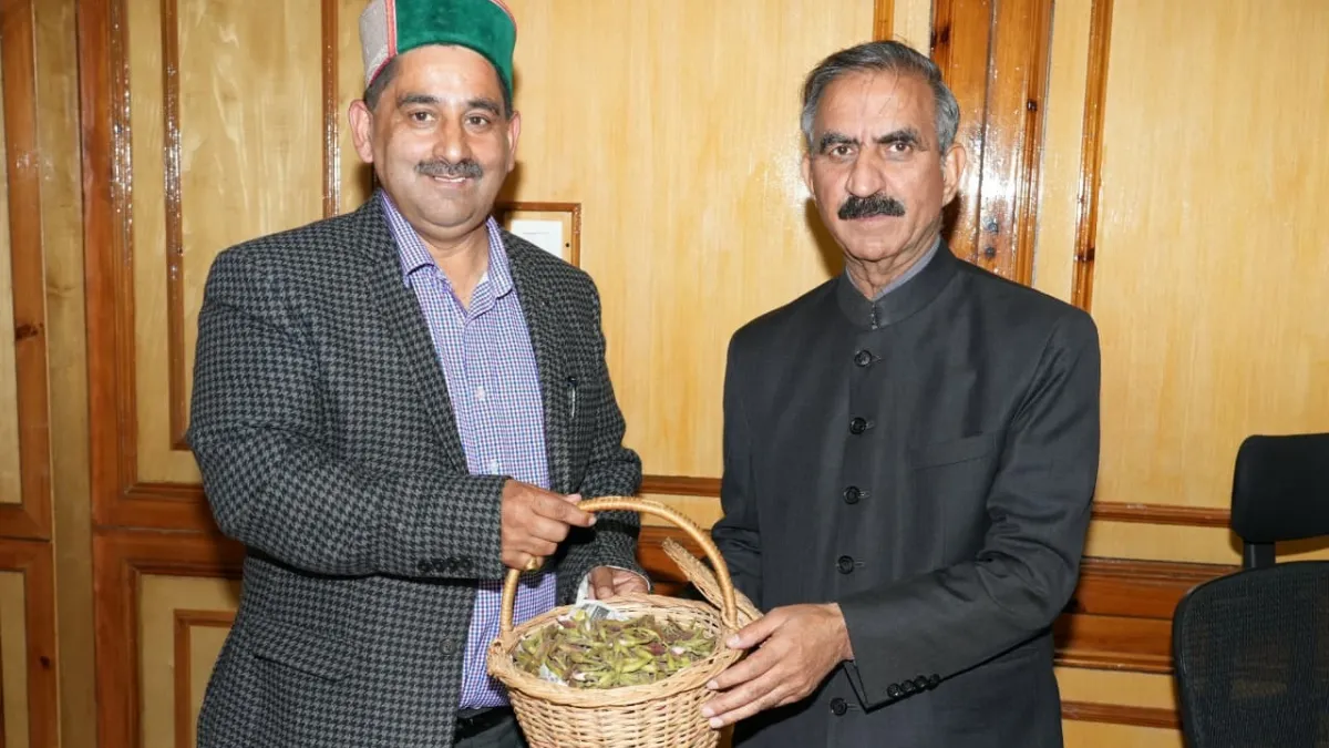 मुख्यमंत्री सुखविंद्र सिंह सुक्खू और केवल सिंह पठानिया मुलाकात के दौरान कचनार के फूल भेंट करते हुए