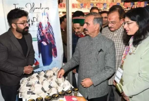 मुख्यमंत्री सुखविंदर सिंह सुक्खू एक प्रदर्शनी स्टाल पर हिमाचली स्टार्ट-अप उत्पादों का निरीक्षण करते हुए और उद्यमियों से चर्चा करते हुए।