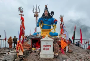 चूड़धार महादेव मंदिर सिरमौर हिमाचल प्रदेश में भगवान शिव की प्रतिमा और दर्शन करते श्रद्धालु