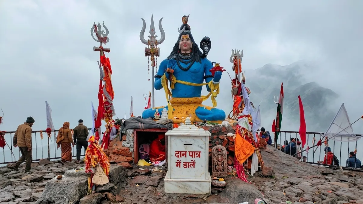 चूड़धार महादेव मंदिर सिरमौर हिमाचल प्रदेश में भगवान शिव की प्रतिमा और दर्शन करते श्रद्धालु
