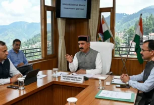 हिमकेयर योजना बैठक में मुख्यमंत्री सुखविंद्र सिंह सुक्खू स्वास्थ्य सुधारों की समीक्षा करते हुए