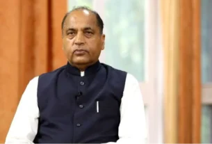 जयराम ठाकुर मंडी में सुक्खू सरकार की नीतियों पर बयान देते हुए।