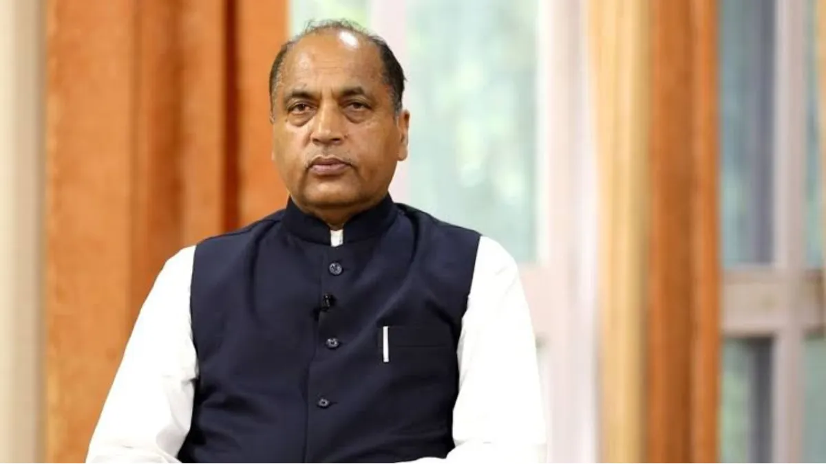 जयराम ठाकुर मंडी में सुक्खू सरकार की नीतियों पर बयान देते हुए।