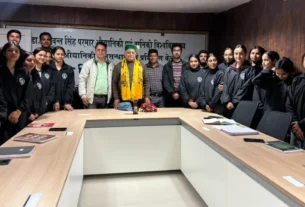 पद्मश्री डॉ. प्रेम लाल गौतम किन्नौर में बागवानी छात्रों को कृषि नवाचार और किसानों के अधिकारों पर संबोधित करते हुए।