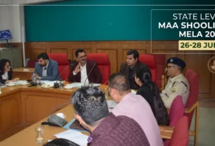 उपायुक्त सोलन मनमोहन शर्मा राज्य स्तरीय माँ शूलिनी मेला 2026 की तैयारियों को लेकर अधिकारियों के साथ बैठक करते हुए।