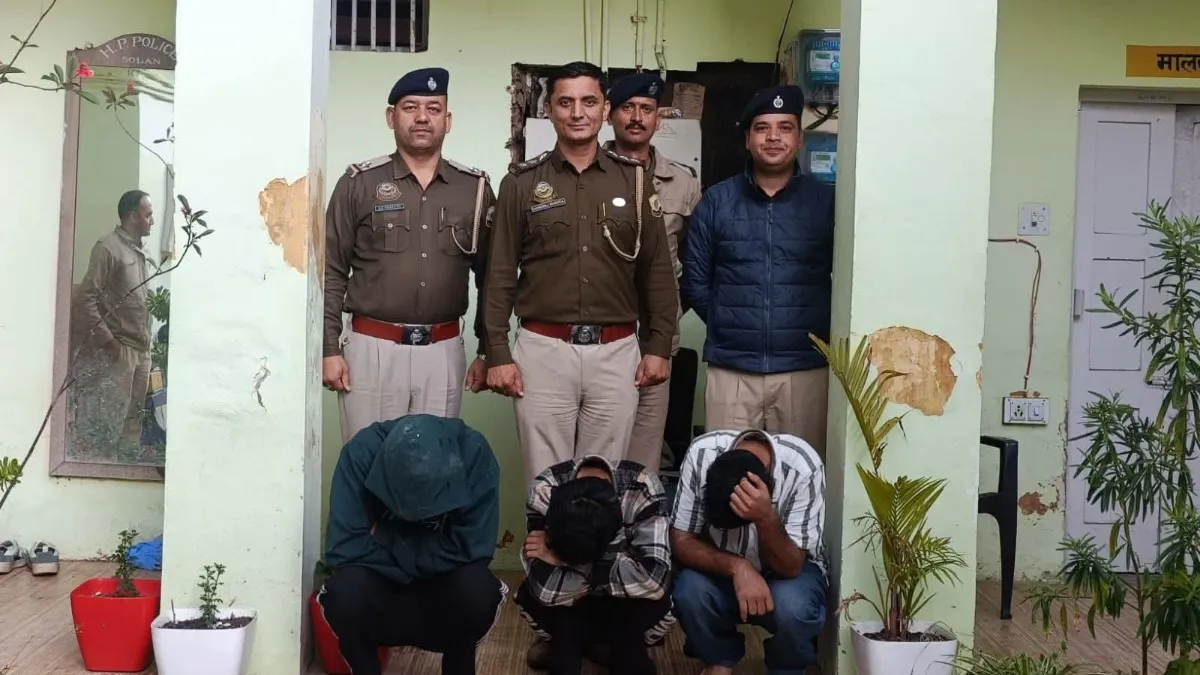 सोलन पुलिस द्वारा चिट्टा के साथ पकडे गए आरोपियों की फोटो।