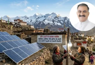 स्पीति घाटी के हikkim गांव में सौर पैनलों के साथ पारंपरिक घर और हिमालय का दृश्य।