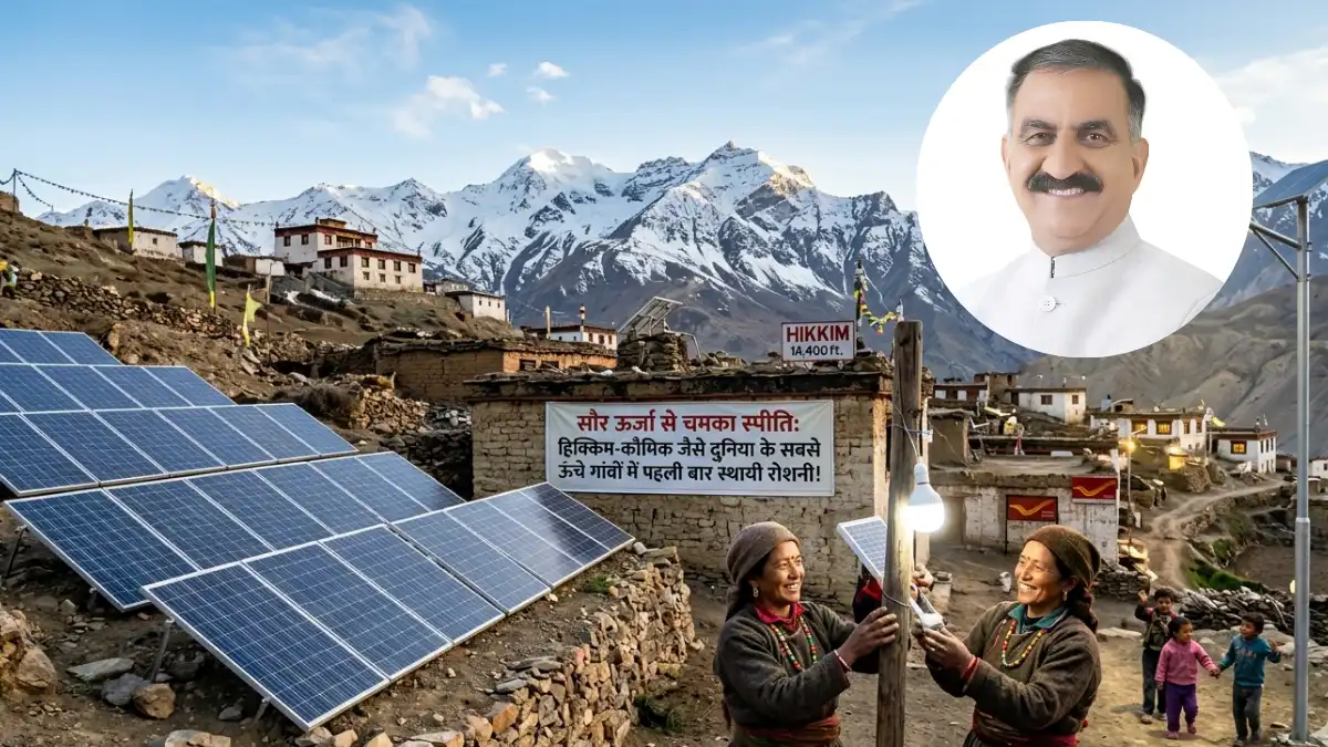 स्पीति घाटी के हikkim गांव में सौर पैनलों के साथ पारंपरिक घर और हिमालय का दृश्य।