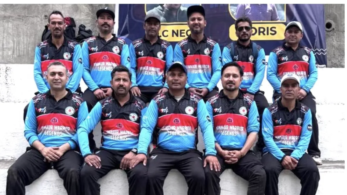 KPL Legends Season 2 में किन्नौर वॉरियर्स के डॉ. प्रेम नेगी गेंदबाजी करते हुए