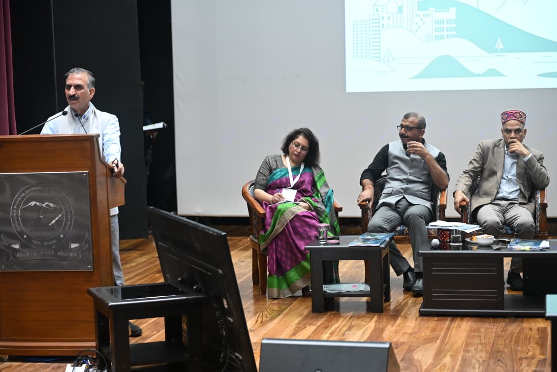 मुख्यमंत्री सुखविंद्र सिंह सुक्खू शिमला में 3500 करोड़ रुपये की आपदा-रोधी आधारभूत संरचना योजना की घोषणा करते हुए।