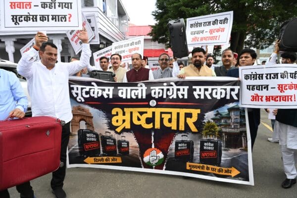 शिमला में कांग्रेस सरकार के खिलाफ भाजपा का प्रदर्शन