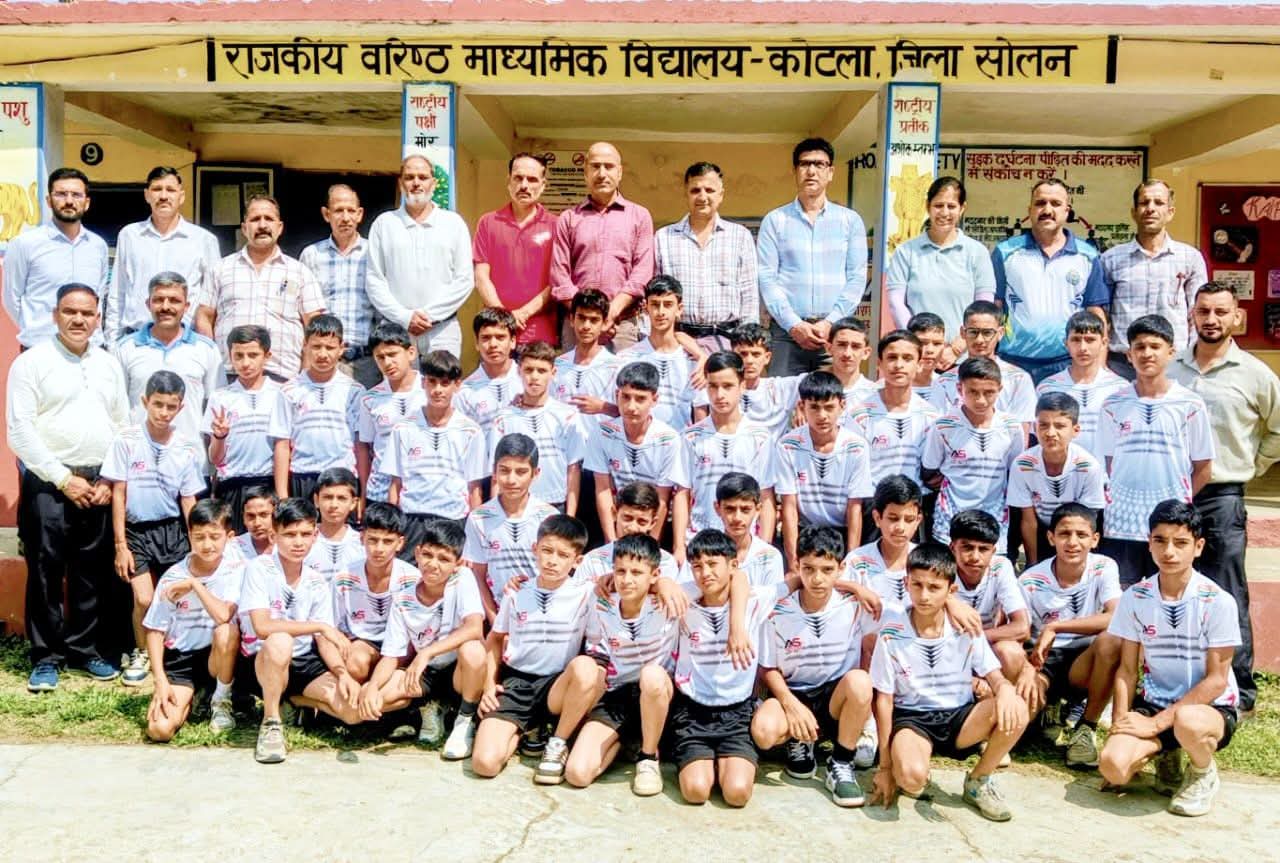 राजकीय वरिष्ठ माध्यमिक विद्यालय कोटला, सोलन में तीन दिवसीय खेल प्रशिक्षण के बाद ब्लॉक सोलन के खिलाड़ी और उनके कोच।