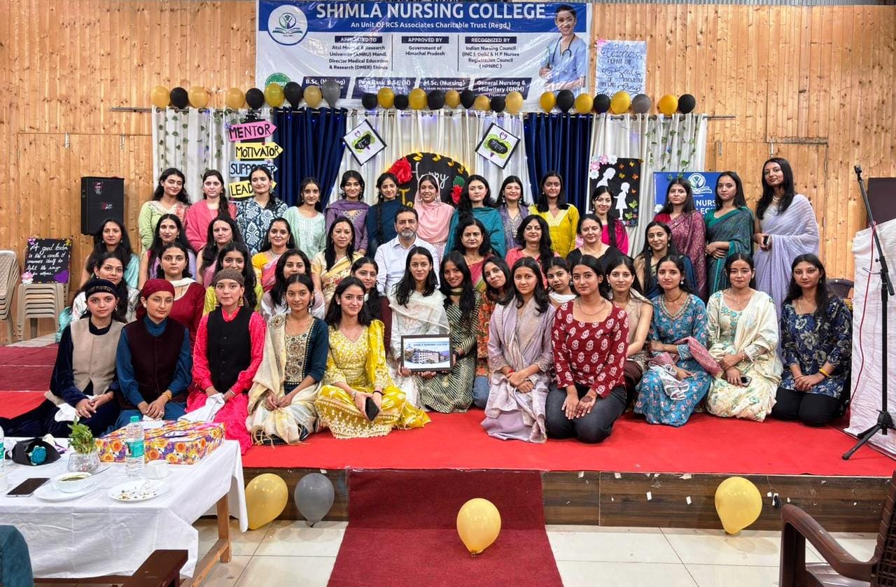 शिमला नर्सिंग कॉलेज शूराला में शिक्षक दिवस समारोह के दौरान शिक्षक और नर्सिंग विद्यार्थी